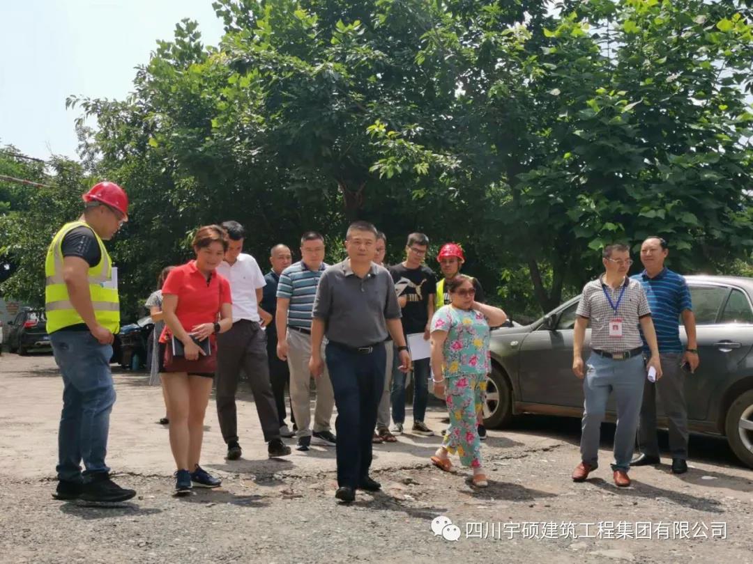 翠屏区区委副书记张林同志莅临宇硕九游app官方端入口象鼻街道老旧小区改造项目现场调研